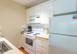 Aspens # 547 Prime Ski-in Ski-out Location! Top Floor Unit, Pool, Hot tubs, BBQ