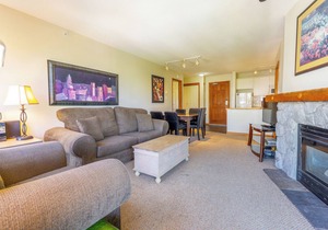 Aspens #563 Prime Ski-in Ski-out Location! Top Floor Unit, Pool, Hot tubs, BBQ