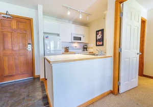 Aspens #563 Prime Ski-in Ski-out Location! Top Floor Unit, Pool, Hot tubs, BBQ