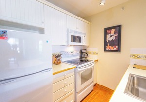 Aspens #563 Prime Ski-in Ski-out Location! Top Floor Unit, Pool, Hot tubs, BBQ