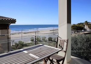 AT010 ULTRAMAR: Nice modern apartment overlooking the beach of Baix a Mar