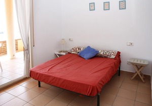AT038 LES PALMERES: Front line apartment with pool and parking