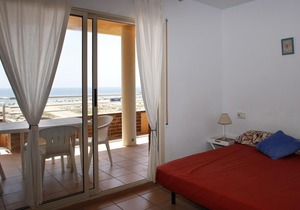 AT038 LES PALMERES: Front line apartment with pool and parking