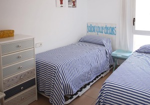 AT038 LES PALMERES: Front line apartment with pool and parking