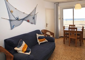 AT076 BAIX A MAR: Apartment in Baix a Mar on the seafront