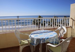 AT173 BAIX A MAR: 2 bedroom apartment on the seafront