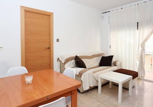 AT174 BAIX A MAR: Tree bedroom apartment a few meters from the beach