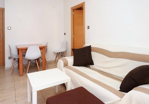 AT174 BAIX A MAR: Tree bedroom apartment a few meters from the beach