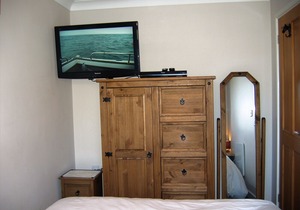 'ATARDECER' - Modern two-bedroomed chalet located on Rainbows End Park, Bacton.