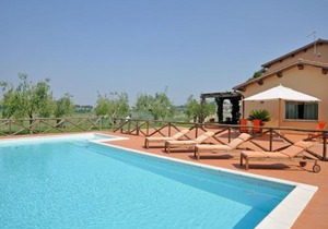Attractive and spacious villa with pool