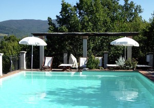 Attractive apartment in farmhouse with pool in beautiful surroundings