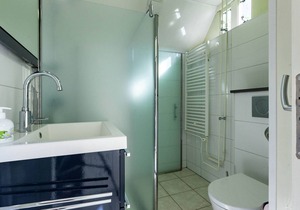 Attractive holiday home in Oostmahorn with garden