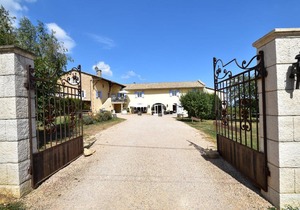 Attractive Mansion in Vinzelles with Swimming Pool
