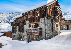 Authentic Chalet with Jacuzzi and Sauna, Near Ski Lift in Méribel