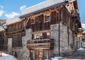 Authentic Chalet with Jacuzzi and Sauna, Near Ski Lift in Méribel