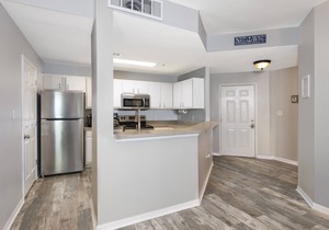 AVALON RESORT, 2/2 GROUND FLOOR, BEACH THEMED CONDO, HEATED POOL, CLOSE TO BEACH