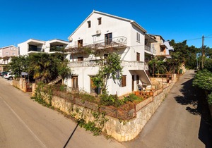 Awesome apartment in Vrboska with WiFi