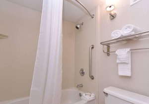 Awesome Find! Modern Unit, Pool, Breakfast, Parking, Shuttle