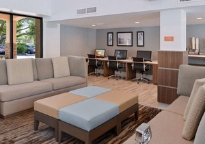 Awesome Find! Modern Unit, Pool, Breakfast, Parking, Shuttle