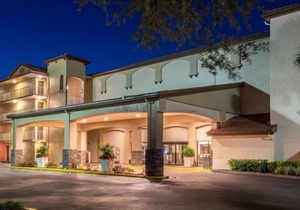 Awesome Find! Modern Unit, Pool, Breakfast, Parking, Shuttle