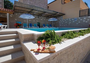 Awesome home in Klek with WiFi