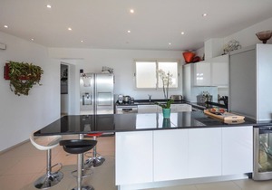 Awesome home in La Gaude with kitchen