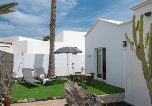 B1, in a small complex with communal heated pool 100m from the sea