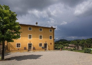 Badia Cantignano Villa Sleeps 15 with Pool Air Con and WiFi