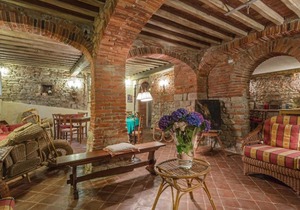 Badia Cantignano Villa Sleeps 14 with Pool Air Con and WiFi
