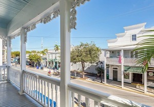 Balcony & Near Downtown - Sky Suite on Duval