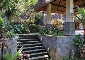 Balinese Style Superior Room in Sukawati Gianyar, Lush Garden in the Property