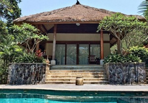 Balinese Style Superior Room in Sukawati Gianyar, Lush Garden in the Property