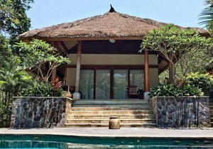 Balinese Style Superior Room in Sukawati Gianyar, Lush Garden in the Property