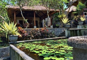 Balinese Style Superior Room in Sukawati Gianyar, Lush Garden in the Property