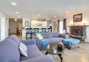 Bandon Home w/Patio, Steps to South Jetty Park