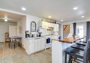 Bandon Home w/Patio, Steps to South Jetty Park