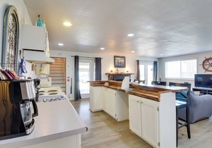 Bandon Home w/Patio, Steps to South Jetty Park