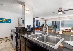 Banyan Tree 404:Top Floor DIRECT oceanfront condo