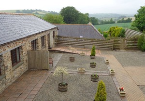 Barn Owl, 6 miles to Looe & dog friendly Seaton Beach, country retreat (1 BR)