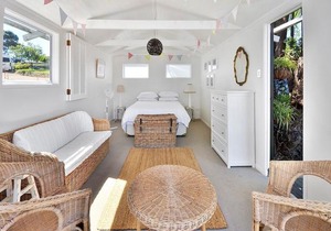 Bay Cottage - Surfdale Holiday Home