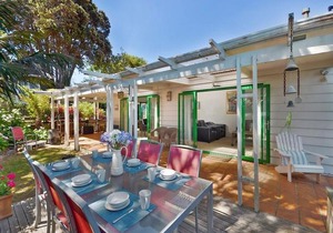 Bay Cottage - Surfdale Holiday Home