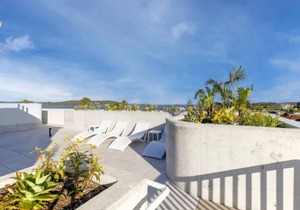 Bay View 2-Bedroom Apartment with BBQ