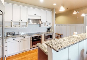 Bayfront Condo w/ High Ceilings, Free WiFi, Washer/Dryer, & Shared, Outdoor Pool