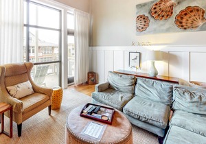 Bayfront Condo w/ High Ceilings, Free WiFi, Washer/Dryer, & Shared, Outdoor Pool