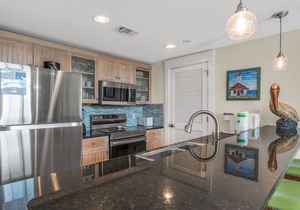 Bayside Gated Resort ~ Full Kitchen ~ Private Balcony ~ Resort Pool