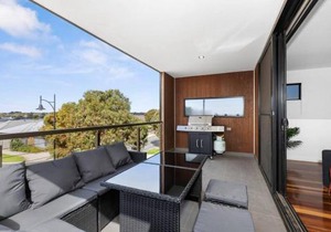 Bayview Luxe- Sleeping 14, Pet Friendly, Views- 4 bedroom, lounge with sofa beds