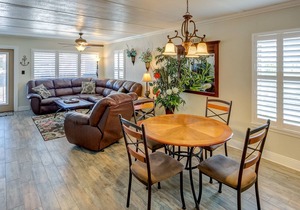Beach-Adjacent Condo with Pool - Easy Access to Shops & Resturants