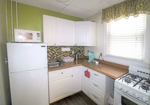 Beach Apt #2, Bright Studio w/Kitchen and Bath