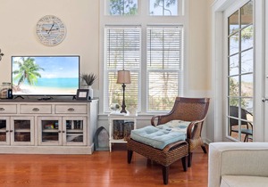 Beach Cottage with TWO golf carts! Near Pool & Hot Tub, Easy Access to Beach.