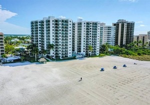 Beach front condo with gulf views, close to shops & dining!